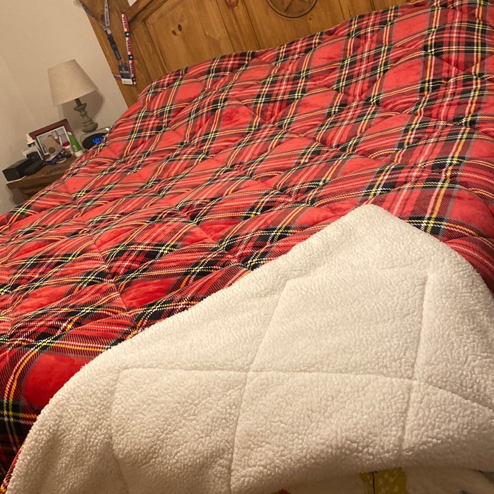 North Pole king comforter red plaid with Sherpa backing. So warm and soft.